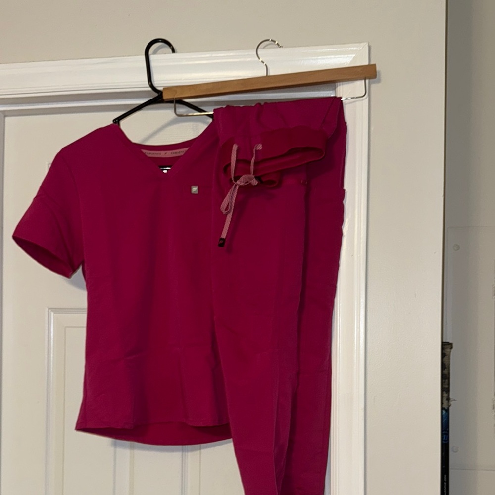 Fabletics Hibiscus Scrub Set One Pocket Top- High-Waisted Joggers